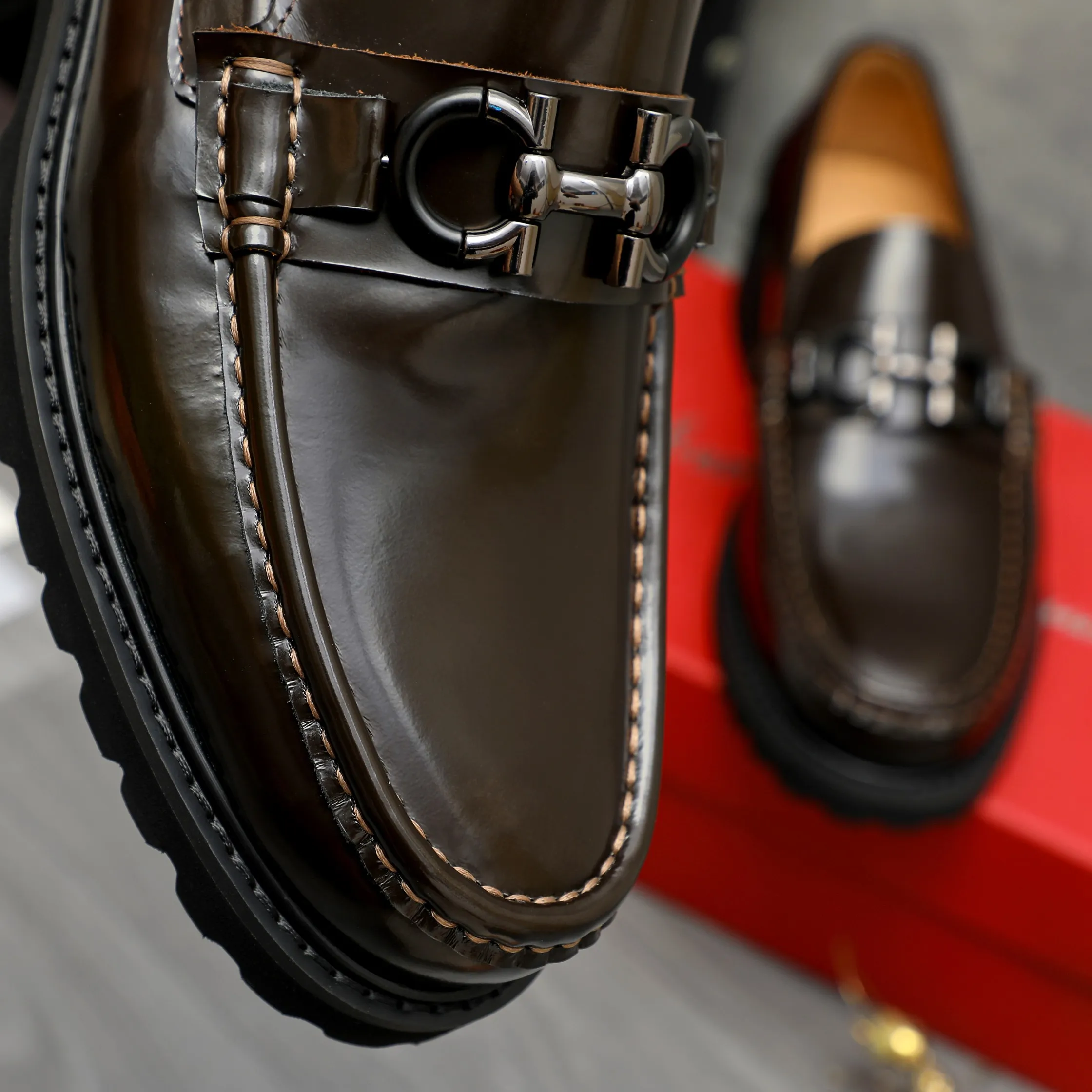 Men's shoes 💰442 Product trademark: Ferragamo "Ferragamo" business formal leather shoes Regular size: 38-46 (45.46 custom-made and non-returnable) Product materials: Selected pearlescent cowhide upper, cowhide lining, non-slip rubber outsole